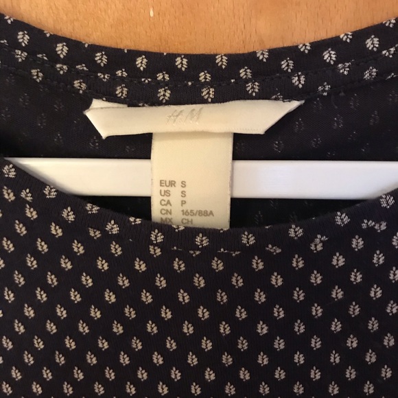 ๐ 3/$25 H&M pattern top - Picture 3 of 3